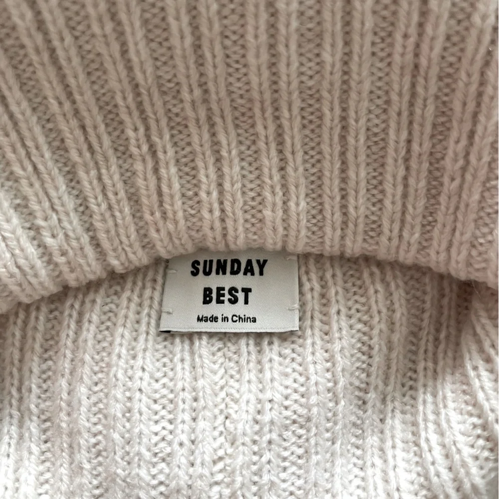 Aritzia Sunday Best Snowflake Beanie - Picture 4 of 5